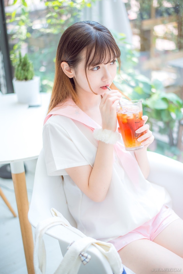 “夫君当以国事为重，妾身怎敢相怪？夫君且先休息，妾身先告退了。”美妇微笑着摇头道。